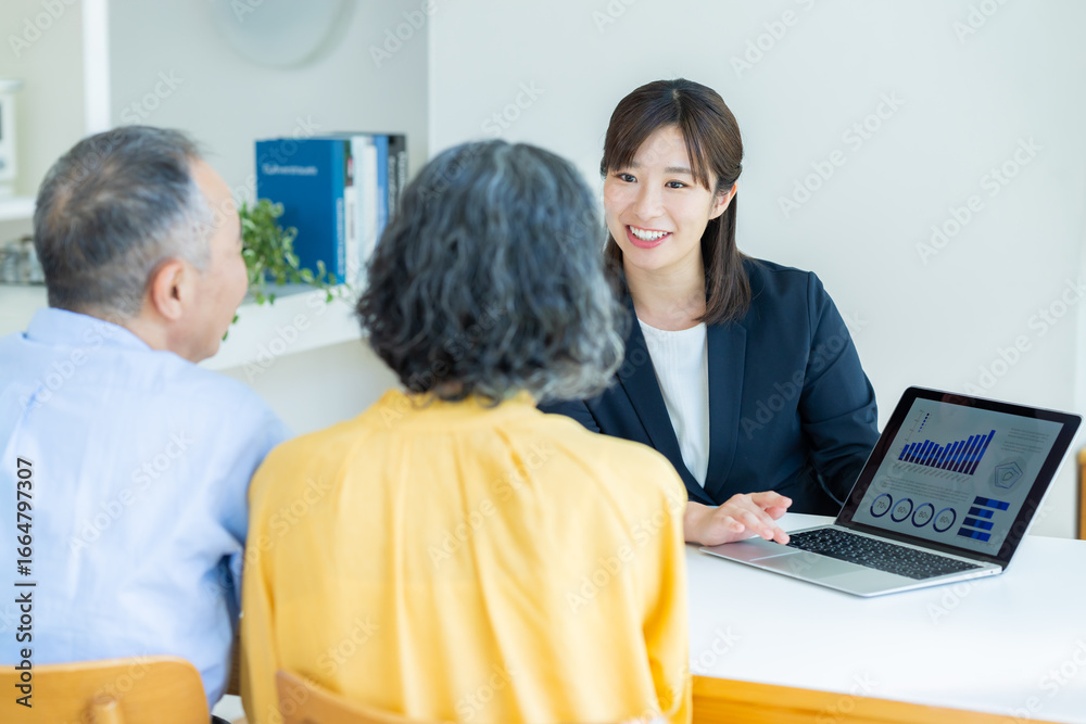 ご自宅で相談する様子